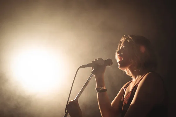 Cantante femenina actuando en discoteca — Foto de Stock