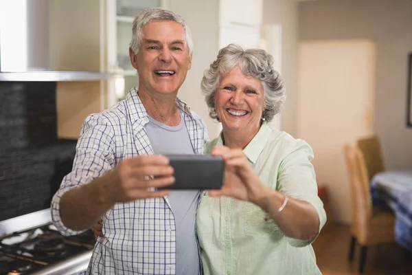 Glad Senior par tar selfie — Stockfoto