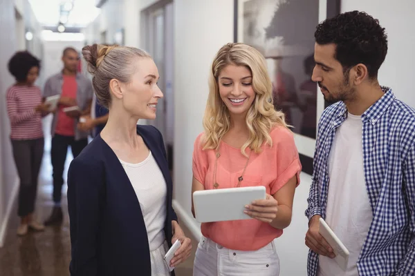 Empresarios creativos discutiendo — Foto de Stock