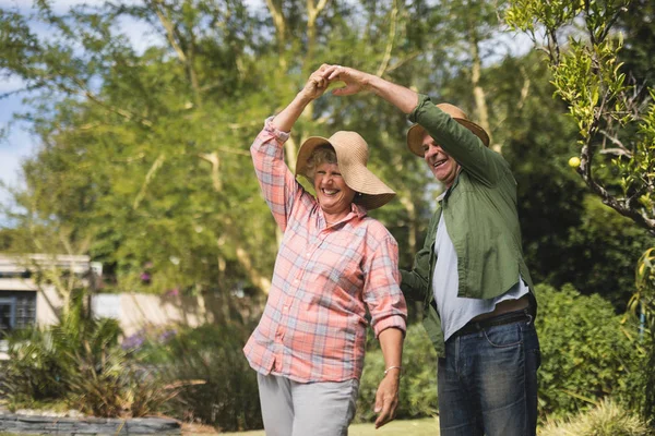 Senior paar dansen op werf — Stockfoto