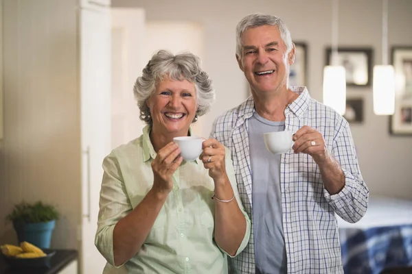 Par söker dricka kaffe — Stockfoto