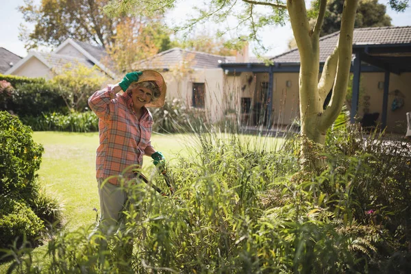 Mujer mayor haciendo jardinería —  Fotos de Stock