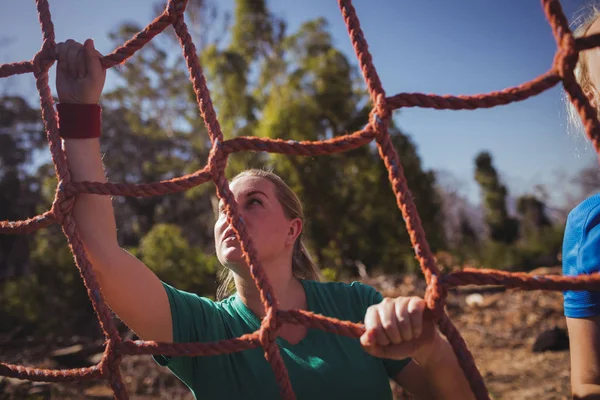 Passar kvinna klättring net — Stockfoto