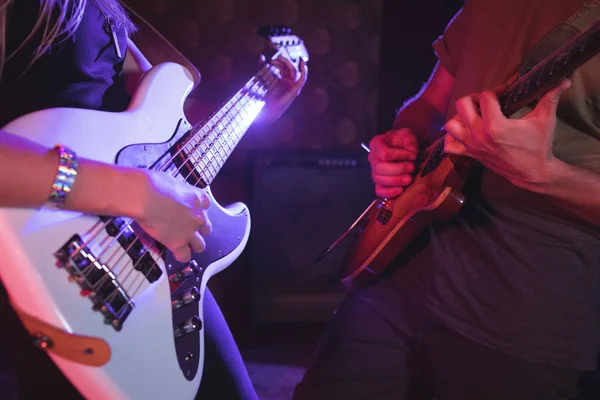 Jóvenes guitarristas en discoteca — Foto de Stock