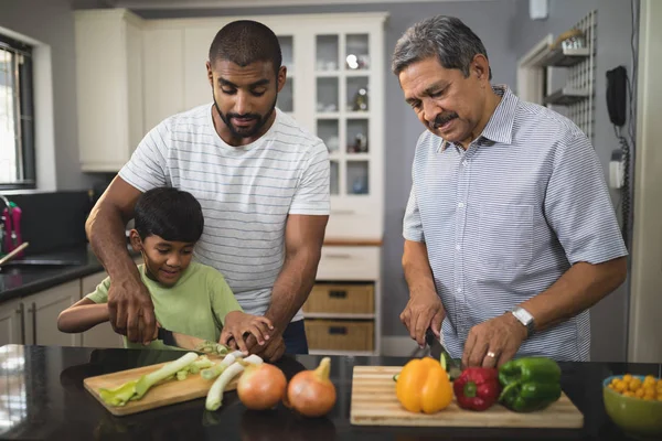 Família de várias gerações preparando alimentos na cozinha — Fotografia de Stock