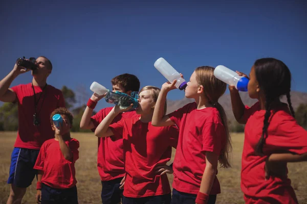 Formateur et enfants eau potable — Photo