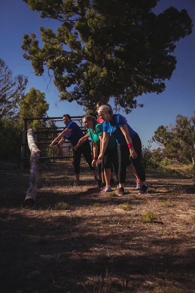 Mulheres apto jogando madeira log — Fotografia de Stock