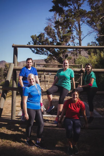 Passen vrouwen ontspannen in boot camp — Stockfoto