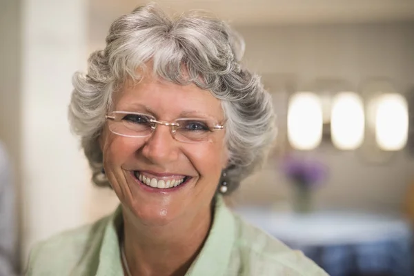 Mujer mayor sonriendo a la cámara — Foto de Stock