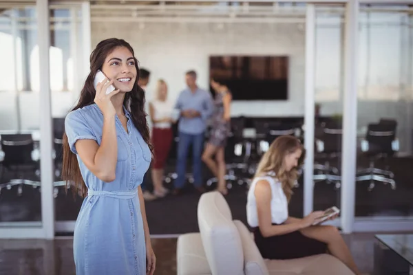 Empresária falando ao telefone — Fotografia de Stock