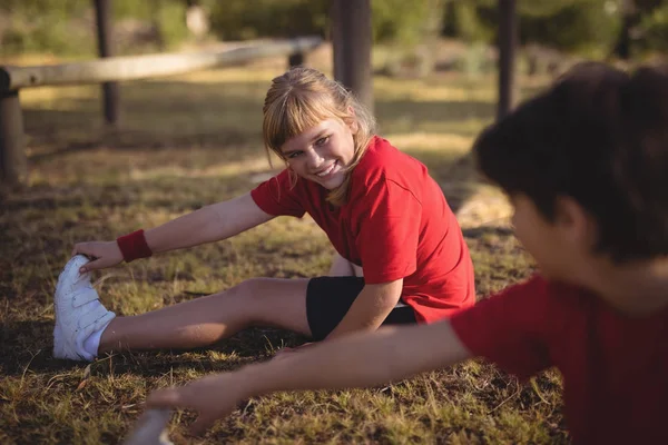 Niños realizando ejercicio de estiramiento — Foto de Stock