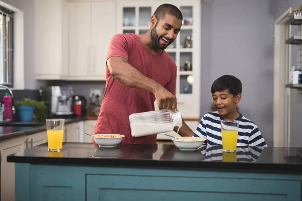 Hombre feliz con hijo desayunando —  Fotos de Stock