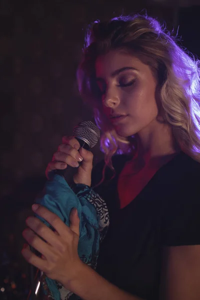 Female singer singing in nightclub — Stock Photo, Image