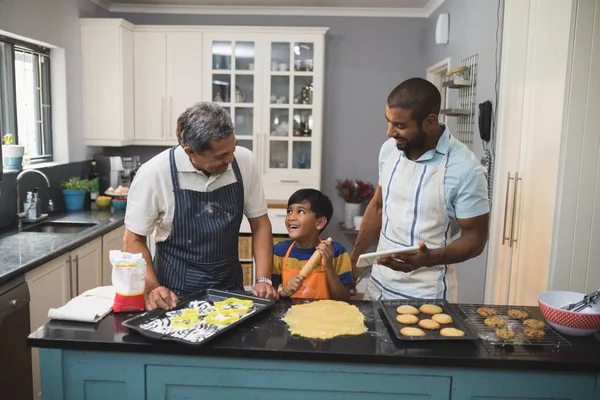 Família multi-geração preparando alimentos — Fotografia de Stock