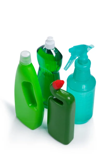 Rengöringsmedel flaskor på vit — Stockfoto