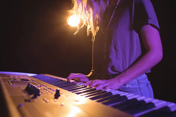 Vrouwelijke musicus pianospelen — Stockfoto