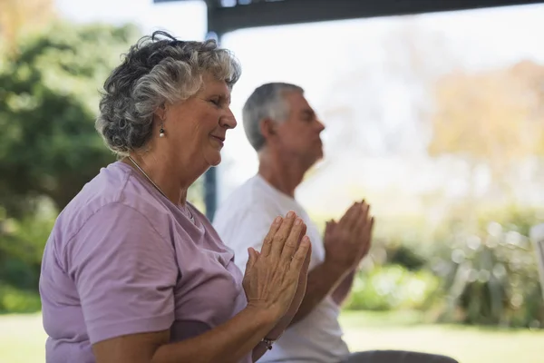 Sénior com homem meditando — Fotografia de Stock