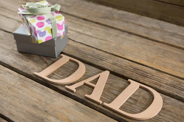 Cajas de regalo y papá texto en la mesa — Foto de Stock