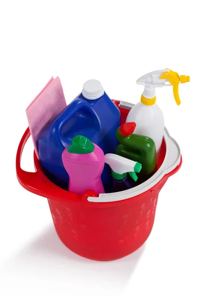 Prodotti per la pulizia della casa in secchio — Foto Stock