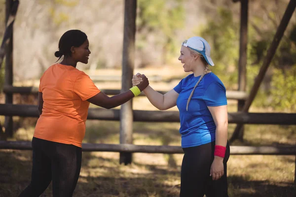 Vriend hand in hand tijdens hindernissenparcours — Stockfoto