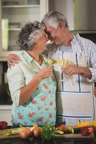 Pareja mayor con copas de vino — Foto de Stock