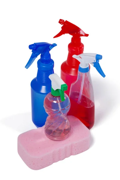 Frascos de spray de detergente e esponja — Fotografia de Stock