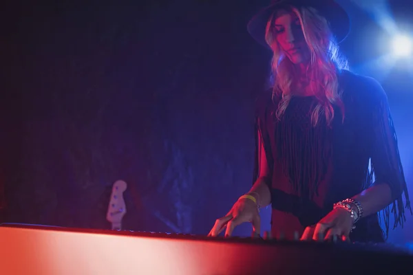 Intérprete tocando el piano en discoteca — Foto de Stock