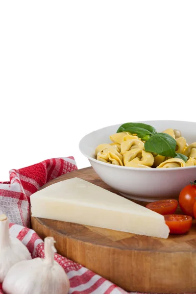 Pasta con queso, tomate, ajo y servilleta — Foto de Stock