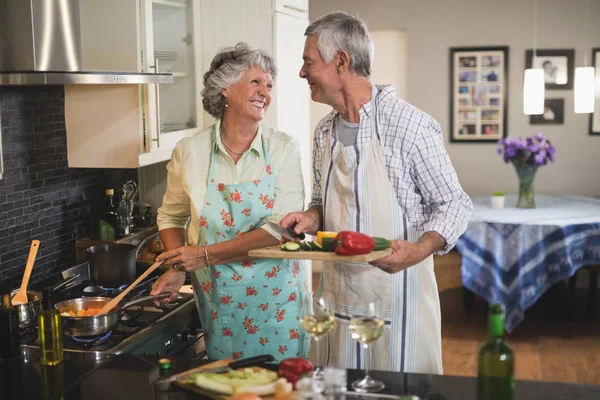 Ανώτερος couplecooking στην κουζίνα — Φωτογραφία Αρχείου