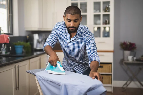 Jongeman ironing cloth — Stockfoto