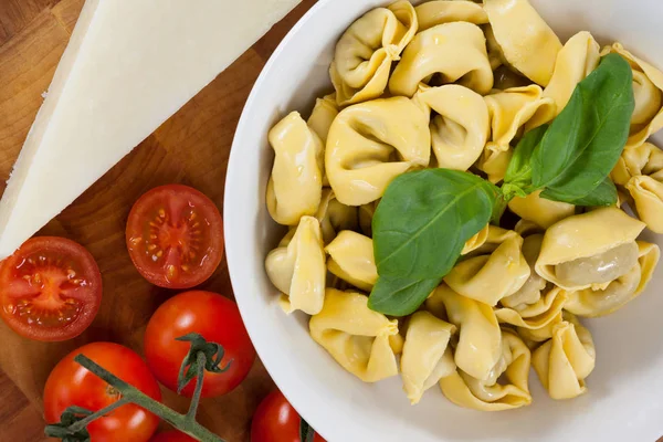 Pasta con hierbas y queso — Foto de Stock