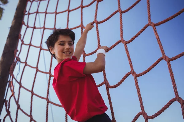 Boy climbing net — Stock Photo, Image