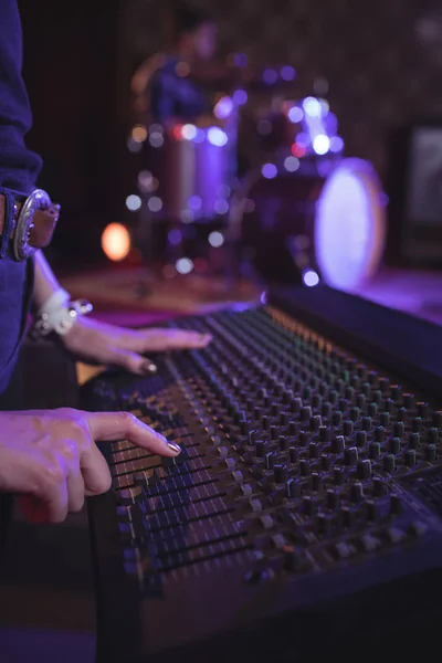 Mujer operando mezclador de sonido — Foto de Stock