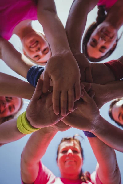 Mulheres formando pilha de mão — Fotografia de Stock