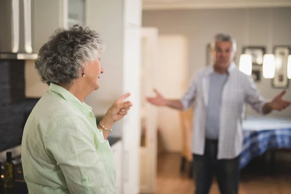 Angry senior couple talking — Stock Photo, Image