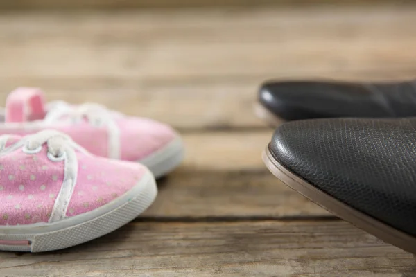 Zapatos en piso de madera — Foto de Stock