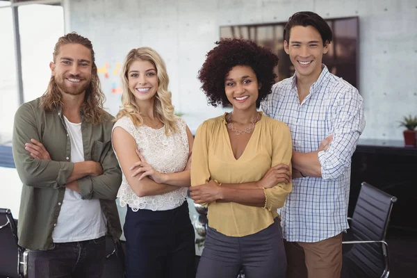 Equipe criativa em pé no escritório — Fotografia de Stock