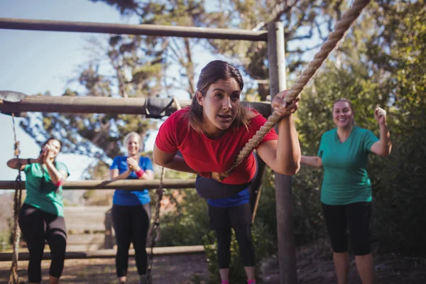 Fit woman climbing rope — Stock Photo, Image