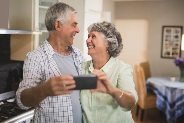 Seniorenpaar met mobiele telefoon — Stockfoto