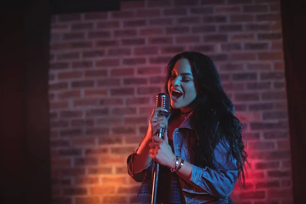Singer singing in nightclub — Stock Photo, Image