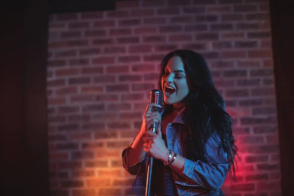 Cantante cantando en discoteca — Foto de Stock