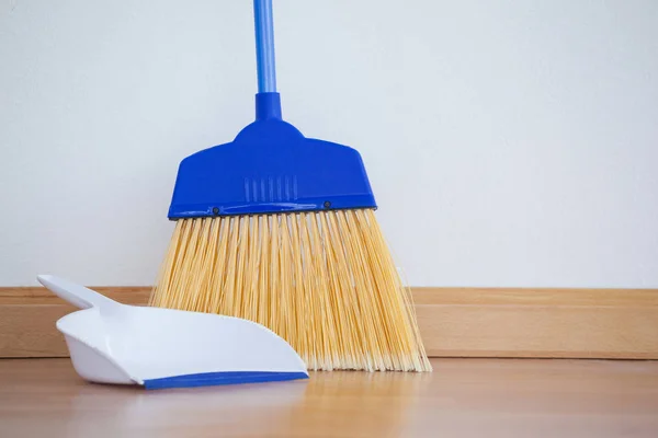 Dustpan and sweeping broom — Stock Photo, Image