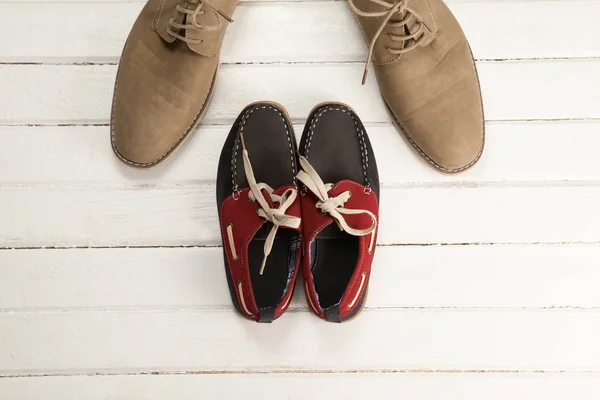 Skor och loafers på vita golv — Stockfoto