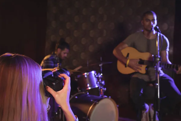 Vrouw fotograferen van zanger en muzikanten — Stockfoto