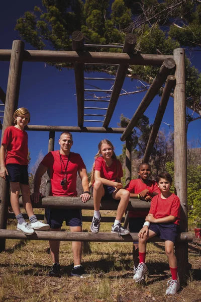 コーチと子供たちのブート キャンプでリラックス — ストック写真