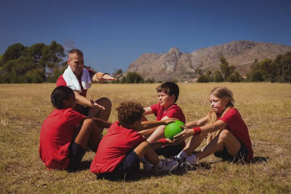 Trainer instructing kids — Stock Photo, Image