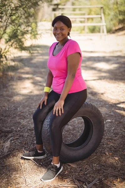 Žena na dovolené na obrovské pneumatiky — Stock fotografie