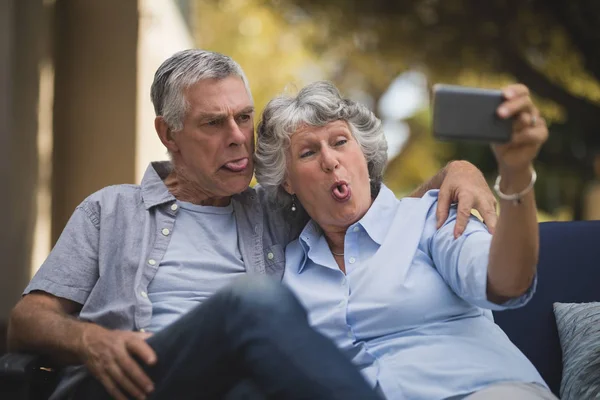 Seniorenpaar macht Selfie — Stockfoto