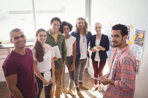 Gente de negocios creativa de pie en la oficina — Foto de Stock