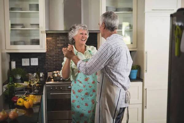 Seniorpaar tanzt beim Kochen — Stockfoto